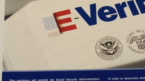 Activistas se preocupan que el E-Verify está creando una diferente clase de trabajadores.