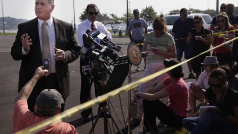 A la extrema izquierda, el teniente John Azzata, del departamento de la Policía del condado de Nassau, ofrece detalles hoy sobre el accidente.