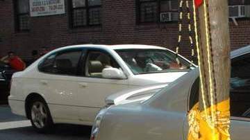 Un improvisado altar fue levantado ayer  junto a un charco de sangre.