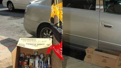 Un improvisado altar fue levantado ayer  junto a un charco de sangre.