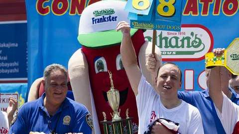 Joey Chestnut y Sonya Thomas (der.) se impusieron nuevamente en la competencia de hot dogs  en Coney Island.