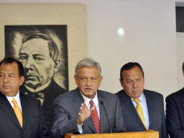 López Obrador (centro) afirmó que "por el bien de la democracia, por el bien del país, deben contarse todos los votos para que no queden dudas".