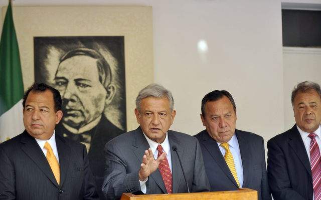 López Obrador (centro) afirmó que "por el bien de la democracia, por el bien del país, deben contarse todos los votos para que no queden dudas".