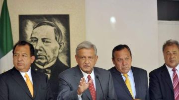 López Obrador (centro) afirmó que "por el bien de la democracia, por el bien del país, deben contarse todos los votos para que no queden dudas".