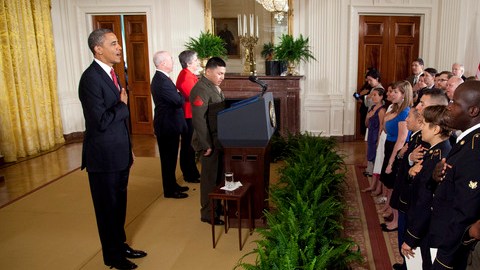 Un grupo de militares juramenta como ciudadanos estadounidenses durante una ceremonia realizada ayer por el Presidente Obama en la Casa Blanca. El soldado de la Marina Byron Oswaldo Acevedo (en el podio), leyó el juramento.