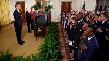 Un grupo de militares juramenta como ciudadanos estadounidenses durante una ceremonia realizada ayer por el Presidente Obama en la Casa Blanca. El soldado de la Marina Byron Oswaldo Acevedo (en el podio), leyó el juramento.