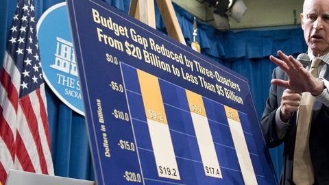 El gobernador de California explica  el contenido de su propuesta para el año fiscal 2012-13.
