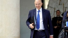 Pierre Moscovici (izq.), ministro de finanzas, adelantó que el gas no subirá por encima de la inflación.