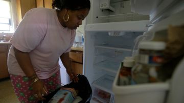A igual que otros miles, Jermeda Green, de Salem, N.J., y que lleva varios días sin electricidad, tuvo que botar toda la comida dañada que tenía en su refrigerador.