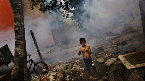 Una fumigación contra el mosquito del dengue en un país afectado por la enfermedad.