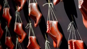 Parte de una exposición de los modelos de Christian Louboutin.