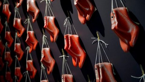 Parte de una exposición de los modelos de Christian Louboutin.