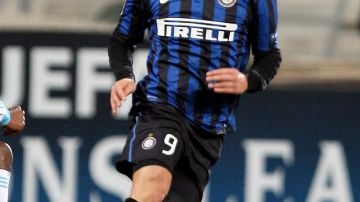 Diego Forlán dejará a Italia para jugar en el Inter brasileño.