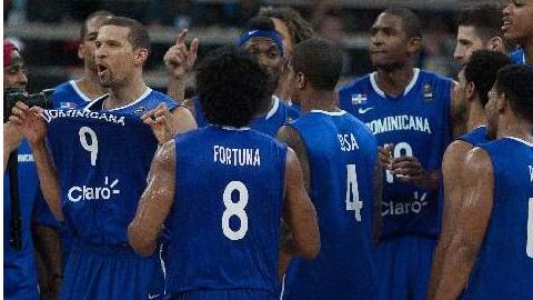 Jugadores de la Selección de República Dominicana celebran la victoria ante Macedonia.