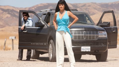 Benicio del Toro y Salma Hayek listos para un duelo a vida o muerte en 'Savages', de Oliver Stone.