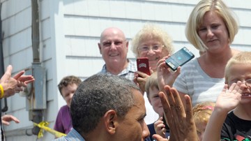 El presidente Obama saluda a los niños que salieron  a su encuentro ayer en Oak Harbour, Ohio.
