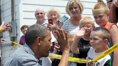 El presidente Obama saluda a los niños que salieron  a su encuentro ayer en Oak Harbour, Ohio.