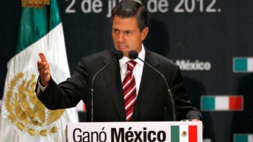 Enrique Peña Nieto habla con los perodistas en la sede de su campaña.