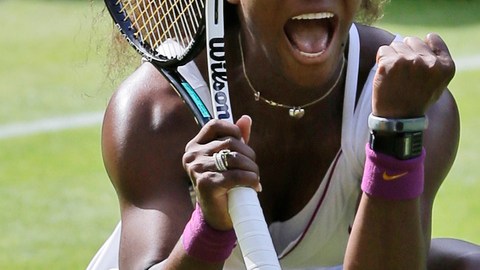 Serena Williams reacciona jubilosa tras completar su victoria ayer en la ronda semifinal de Wimbledon.