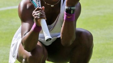Serena Williams reacciona jubilosa tras completar su victoria ayer en la ronda semifinal de Wimbledon.