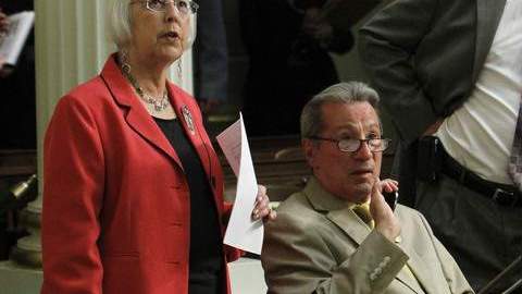 Los demócratas de la Asamblea,  Bonnie Lowenthal, de Long Beach, Tom Ammiano, de San Francisco  y  Bob Wieckowski, de Fremont.