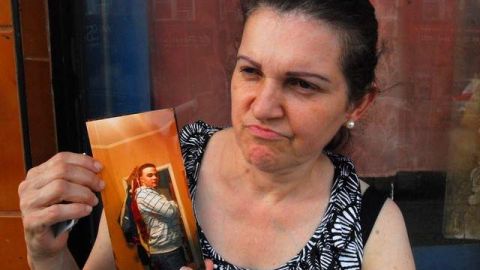 Margarita Ferreira, madrastra de Américo Núñez-Persio, quien murió el martes cuando conducía una moto en Queens, muestra la foto de la víctima.