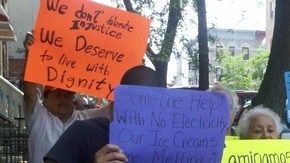 El grupo también reclamó la falta de apoyo de la concejal Sara González o del asambleísta Vito López.