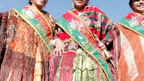 Las tres finalistas del concurso con Sonia Mejía en el centro. Las concursantes del certamen deben ser de origen indígena, desfilar en las pasarelas con polleras multicolores, enaguas de encaje y mantillas bordadas y deben equilibrar en la cabeza un coqueto sombrero borsalino.
