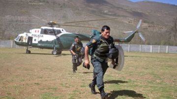 Policías llegan a Celendín, en el departamento de Cajamarca en la sierra norte de Perú, para controlar los desmanes mineros.