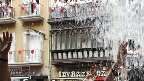 La alegría inundó todo el Casco Viejo de la ciudad con miles de pamploneses y turistas llegados de todo el mundo para vivir estos festejos.