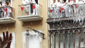 La alegría inundó todo el Casco Viejo de la ciudad, con miles de pamploneses y turistas llegados de todo el mundo para vivir estos festejos universalizados por el escritor estadounidense Ernest Hemingway.