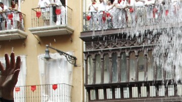 La alegría inundó todo el Casco Viejo de la ciudad, con miles de pamploneses y turistas llegados de todo el mundo para vivir estos festejos universalizados por el escritor estadounidense Ernest Hemingway.