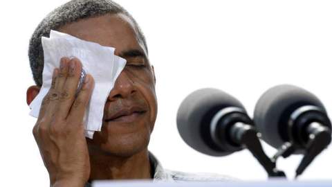 El presidente Barack Obama tuvo que soportar el inclemente calor durante su gira en Ohio.