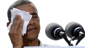 El presidente Barack Obama tuvo que soportar el inclemente calor durante su gira en Ohio.