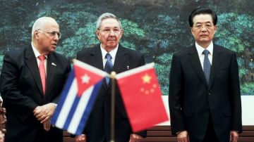 El presidente cubano, Raúl Castro (c), y el vicepresidente, Ricardo Cabrisas (i),firmaron acuerdos comerciales con el presidente chino, Hu Jintao (d).