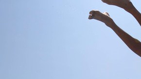 Los familiares deben cuidar a los niños en las piscinas.