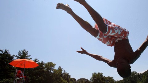 Los familiares deben cuidar a los niños en las piscinas.