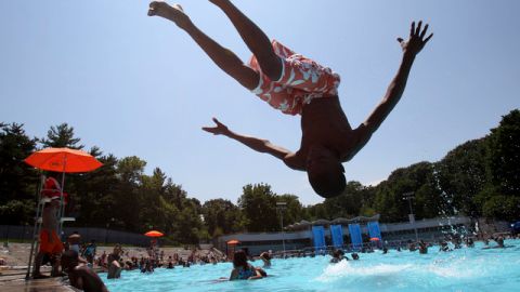 Los familiares deben cuidar a los niños en las piscinas.