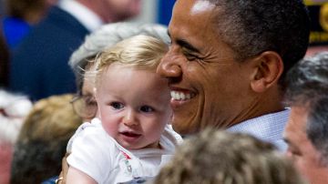 El pequeño Nathan Maxwell Johnson, de nueve meses, se muestra sorprendido mientras es sostenido por el presidente Barack Obama en una escuela de Ohio.