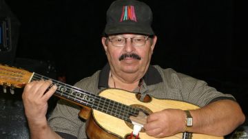 El guitarrista boricua Yomo Toro fue recordado por haber introducido el sonido del cuatro a la salsa.