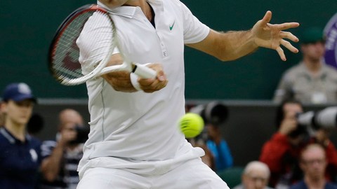 Roger Federer responde un disparo de su rival de ayer Novak Djokovic, a quien venció en cuatro sets.