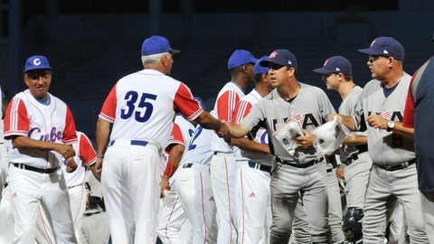 Peloteros cubanos y estadounidenses intercambian saludos al comenzar anteanoche la serie amistosa en La Habana.