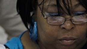 Una funcionario de la Junta de Elecciones revisa una de las boletas en discordia en el conteo de votos de las primarias entre Charles Rangel y Adriano Espaillat.