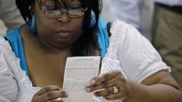 Una funcionario de la Junta de Elecciones revisa una de las boletas en discordia en el conteo de votos de las primarias entre Charles Rangel y Adriano Espaillat.