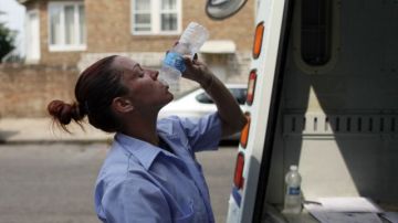 La empleada del Servicio Postal Monique Miller tuvo que hidratarse como nunca hoy.