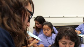 Ángela Contreras de 10 años, con su madre, Marina Bárcenas atienden uno de los foros sobre ingeniería.