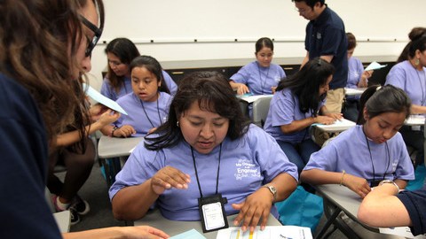 Ángela Contreras de 10 años, con su madre, Marina Bárcenas atienden uno de los foros sobre ingeniería.