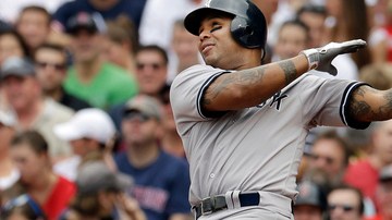 Andruw Jones, de los Yankees, conecta su segundo jonrón en el primer juego.
