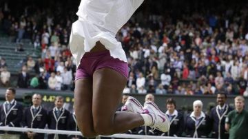 La estadounidense Serena Williams celebra su quinto título en Wimbledon.