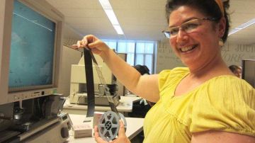 Sabrina Avilés en la sala de microfilms de la Biblioteca Pública de Nueva York, donde investiga una serie documental de PBS que pronto se estrenará.